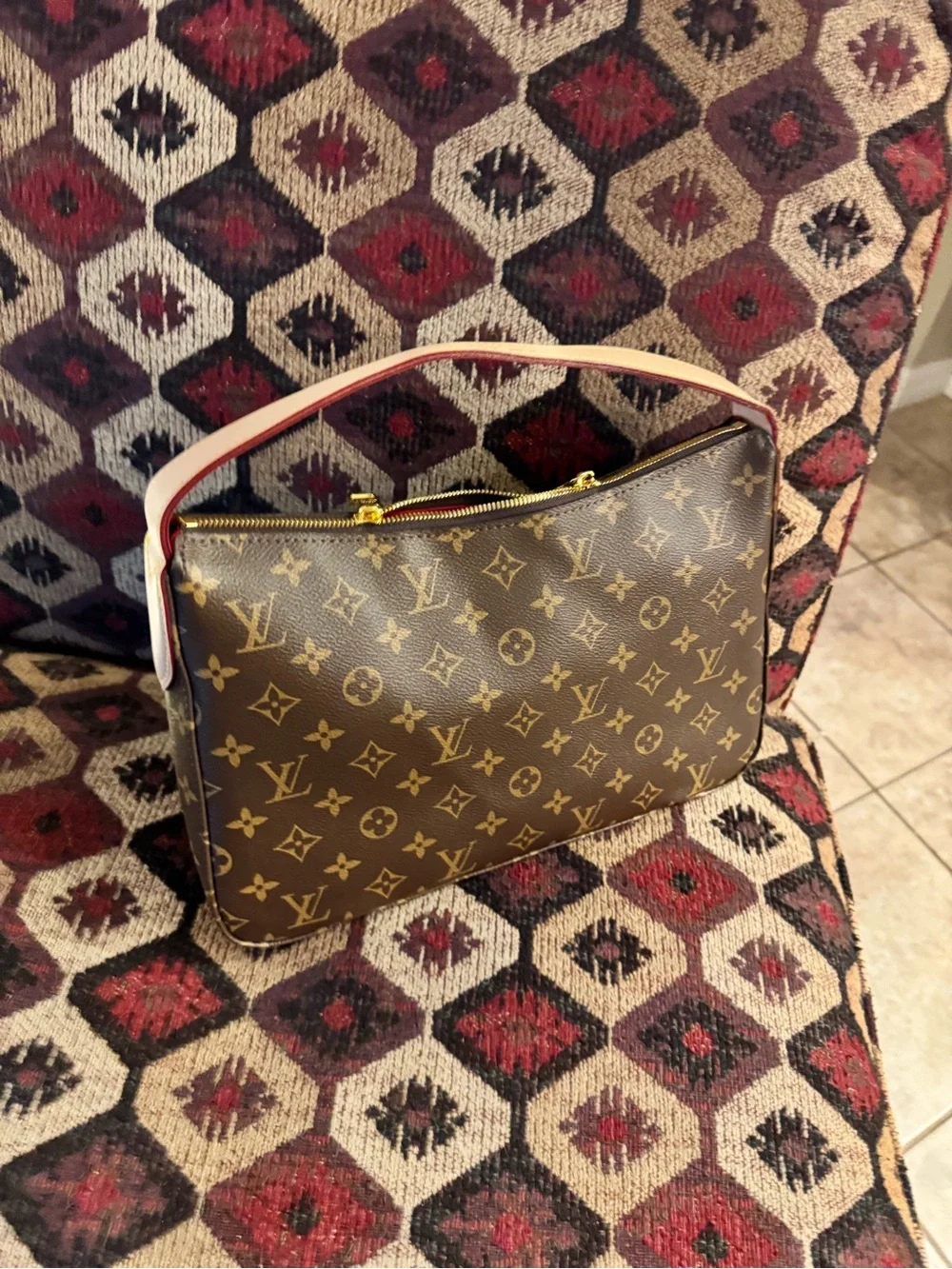 Source Unknown versatile slouchy shoulder bag 13” 8 1/2” from Gorchic. - Picture 1 of 2